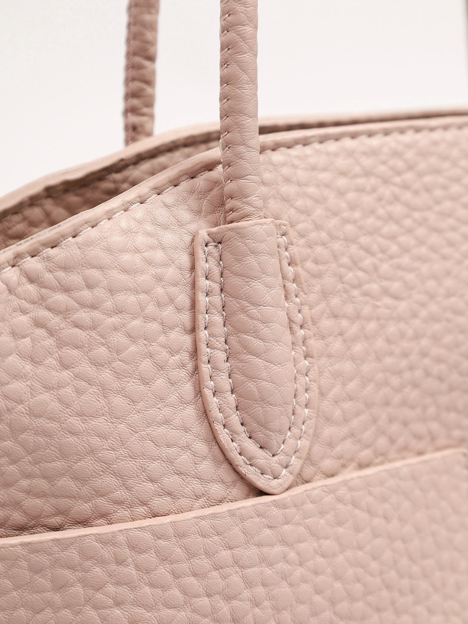 Сумка-тоут с округлыми ручками и декоративным платком в ассортименте